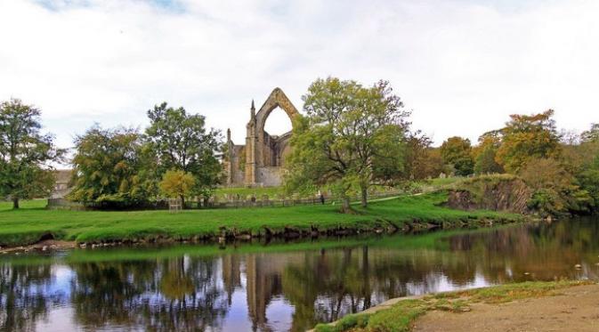 Sungai Strid terletak di antara Barden Tower dan Bolton Abbey di Yorkshire, Inggris. (foto: Amusing Planet)
