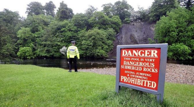 Papan peringatan bahaya sungai Strid. (foto: Amusing Planet)