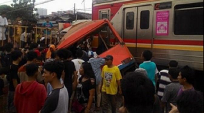 Metro Mini B 7660 FD menabrak kereta Commuter Line sekitar pukul 08.30 WIB. (ntmcpolri)