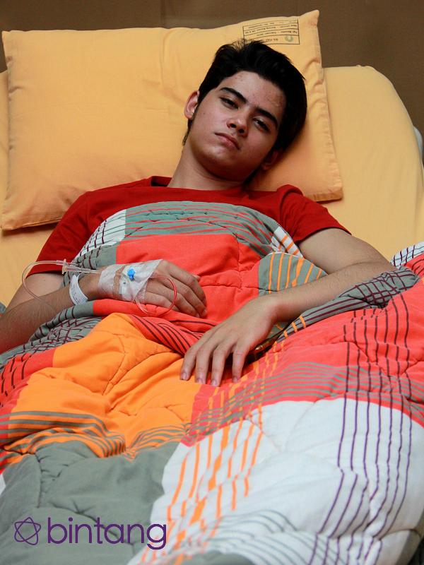 Aliando Syarief terkulai lemah di rumah sakit karena memporsir tubuhnya menjalani segudang kesibukan. (Nurwahyunan/Bintang.com)