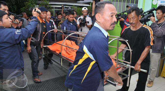 Jenazah salah satu korban kecelakaaan maut Kereta Commuter Line dan Metro Mini di perlintasan kereta Angke, Tambora dibawa ke RSCM, Jakarta, Minggu (6/12/2015). (Liputan6.com/Gempur M Surya)
