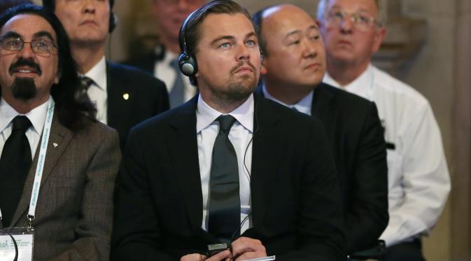 Aktor AS, Leonardo DiCaprio mendengarkan pembahasan dalam pertemuan walikota sebagai bagian dari Konferensi Dunia Perubahan Iklim 2015 (COP21) di Paris, Prancis, 4 Desember 2015. (PATRICK KOVARIK / AFP)