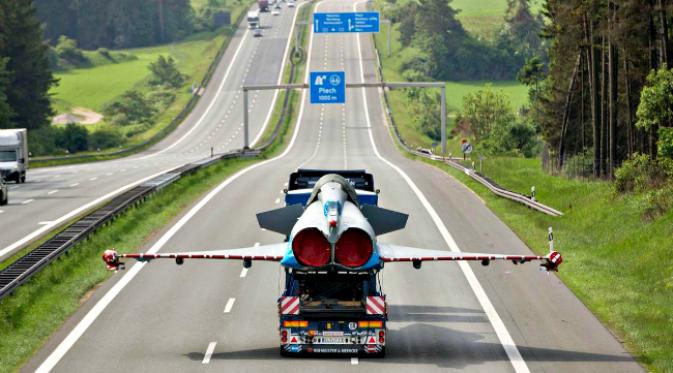 Jalan bebas hambatan autobahn di Jerman bahkan dipakai untuk mengangkut pesawat tempur yang sedang tidak terbang. (Sumber NBC News)