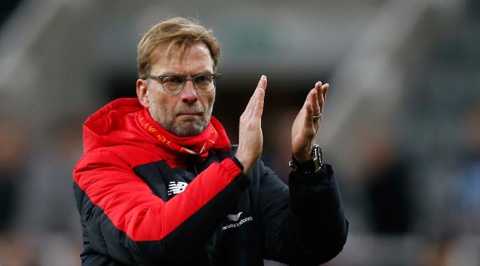 Pelatih Liverpool, Jurgen Klopp bertepuk tangan menyapa fans usai usai pertandingan melawan Newcastle di Liga Inggris di Stadion St James Park, Inggris (6/12). Liverpool kalah 2-0 atas Newcastle. (Reuters/Lee Smith)