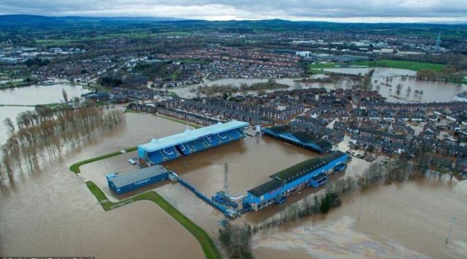Lapangan sepakbola Carlisle United dan jalanan pun tenggelam. (Carlisle Flight Training School)