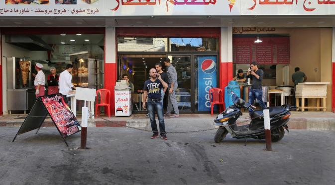 Punya 3 Bisnis, Pengungsi Suriah Ini Sempat Jual Pena di Jalan | via: mashable.com