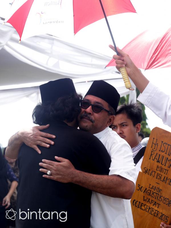 Suasana pemakaman ibunda Rano Karno (Andy Masela/Bintang.com)