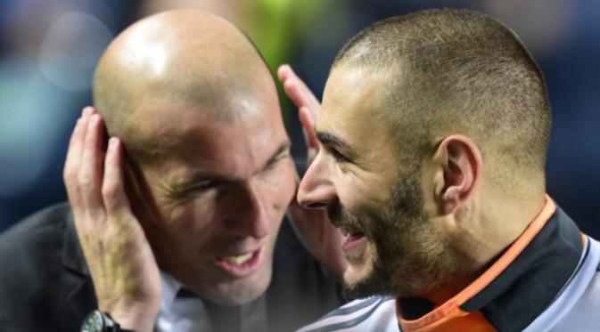Zinedine Zidane (kiri) bersama Karim Benzema (kanan). (AFP/Javier Soriano)