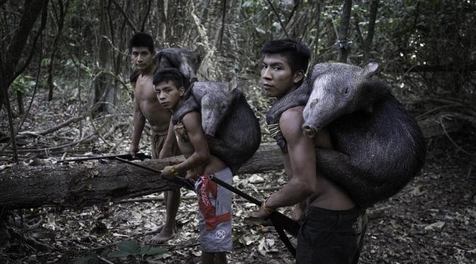 Suku Awa di kedalaman Amazon menggendong hewan peliharaan. | via: Domenico Pugliese