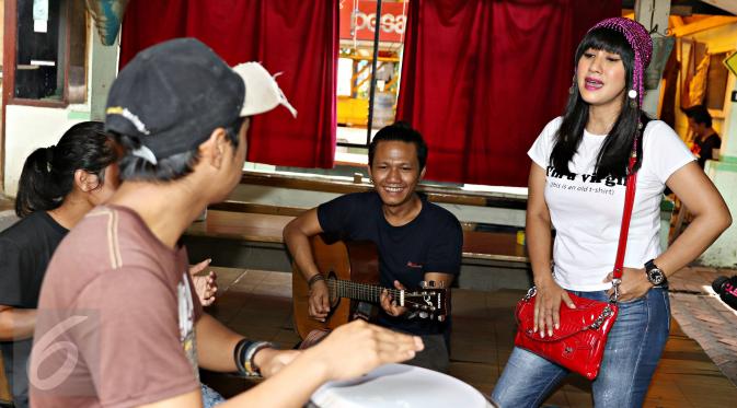 Cut Memey beraksi di kawasan Blok M, Jakarta Selatan, Senin (7/12/2015). Dalam rangka merayakan HUT-nya yang ke-35, Cut Memey bersama sejumlah pengamen tampil untuk menghibur warga saat jam makan siang. (Liputan6.com/Immanuel Antonius)
