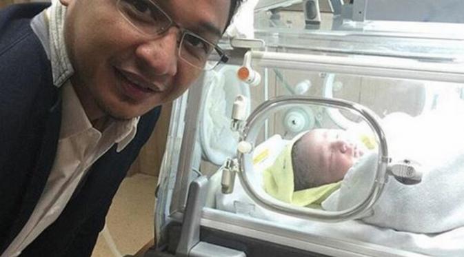 Pasha Ungu berpose d dekat sang bayi. (Instagram/@adeliapashaofficial)