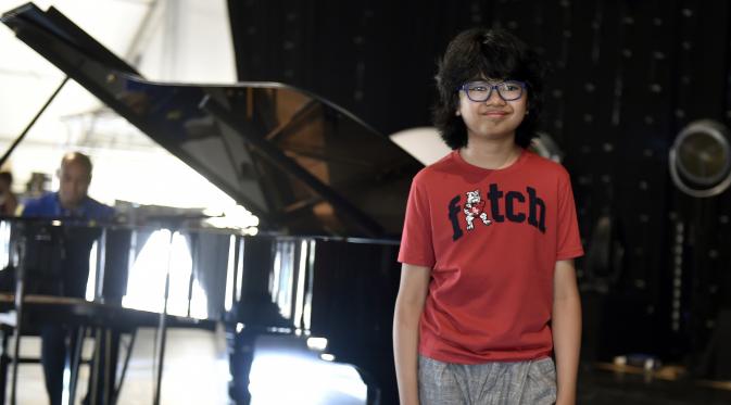 Pianis belia asal Indonesia, Joey Alexander usai latihan piano di Prancis, 10 Agustus 2015. Joey dilahirkan di Bali, 25 Juni 2003, dan sejak tahun lalu menetap di New York untuk mengembangkan bakat dan karirnya di dunia musik.  (AFP PHOTO/PASCAL Pavani)