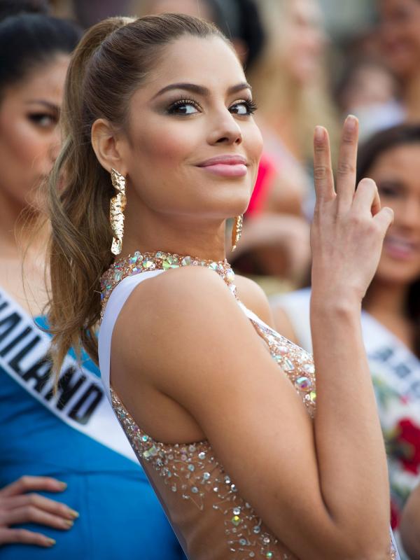 Miss Colombia 2015, Ariadna Gutierrez berpose di Planet Hollywood Resort & Casino di Las Vegas, Nevada, (7/12). Para kontestan akan melakukan shoting dan pemotretan untuk gelaran Miss Universe yang akan dimulai pada 20 Desember nanti. (Reuters/Matt Petit)