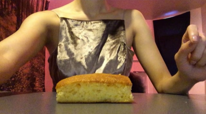 Gadis ini akan menghantamkan dan menggosok-gosokkan wajahnya ke berbagai jenis roti. (foto: Instagram/BreadFaceBlog)