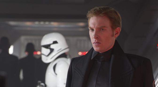Domhnall Gleeson sebagai General Hux di Star Wars: The Force Awakens. (starwarsunderworld.com)