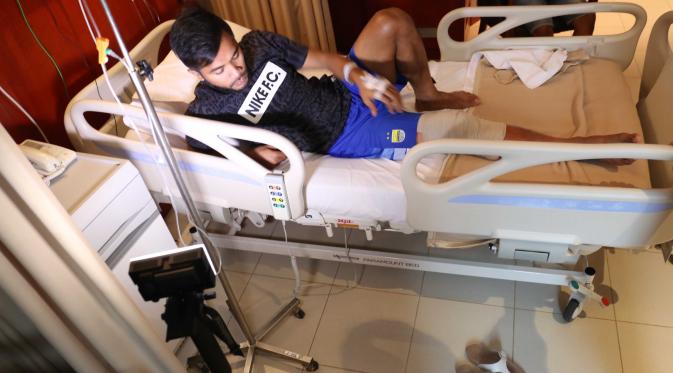 Pemain Persib Bandung, Zulham Zamrun saat bercerita tentang operasi cedera  di Rumah Sakit, Jakarta, Selasa(8/12/2015). (Bola.com/Nicklas Hanoatubun)