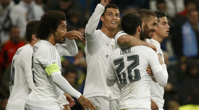 Cristiano Ronaldo tersenyum ke arah tribun penonton usai cetak gol keempatnya bagi Real Madrid (Reuters)