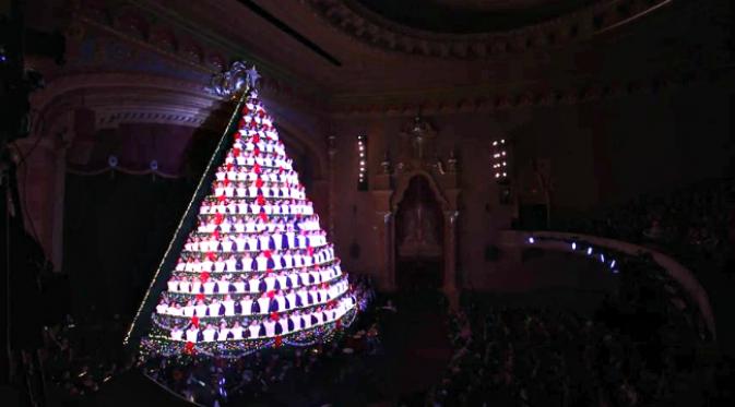 Pergelaran tahunan 'pohon' Natal yang bernyanyi. (Sumber mlive.com)