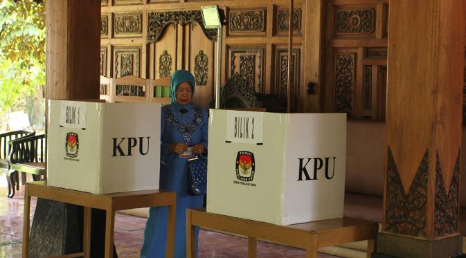 Ibunda Jokowi, Sudjiatmi saat mencoblos di Pilkada Solo. (Liputan6.com/Reza Kuncoro)
