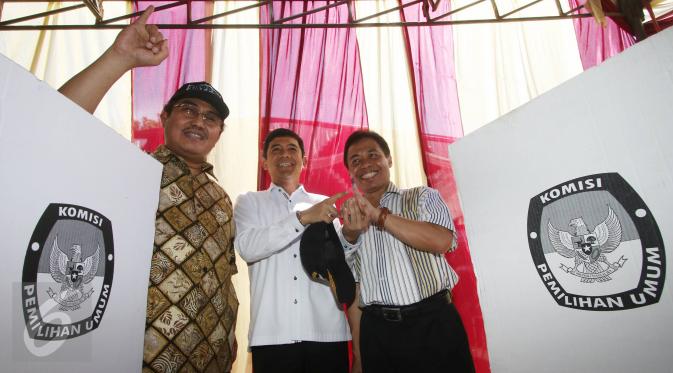 Ketua DKPP Jimly Asshiddiqie, Menpan RB Yuddy Chrisnandi, Walikota Depok Nur Mahmudi Ismail (ki-ka) memantau TPS Kampung Pilkada RW 03 di Depok, Jawa Barat, Rabu (9/12). (Liputan6.com/Immanuel Antonius)