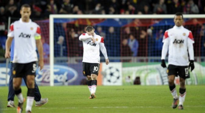 Para pemain Manchester United meratapi kegagalan lolos dari fase grup Liga Champions 2011-2012. (AFP/Valeriano Di Domenico)