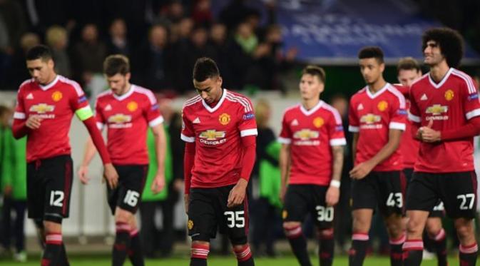Para pemain Manchester United meratapi kegagalan lolos ke fase grup Liga Champions 2015-2016. (AFP/John MacDougall)