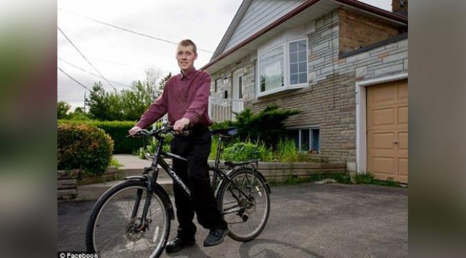 Untuk menghemat biaya bensin, Cooper mengendarai sepeda kemanapun ia pergi. (foto: Daily Mail)