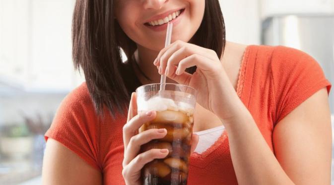 Usai minum minuman manis seperti diet soda, pastikan untuk minum air putih sesudahnya. (Foto: ABC News)