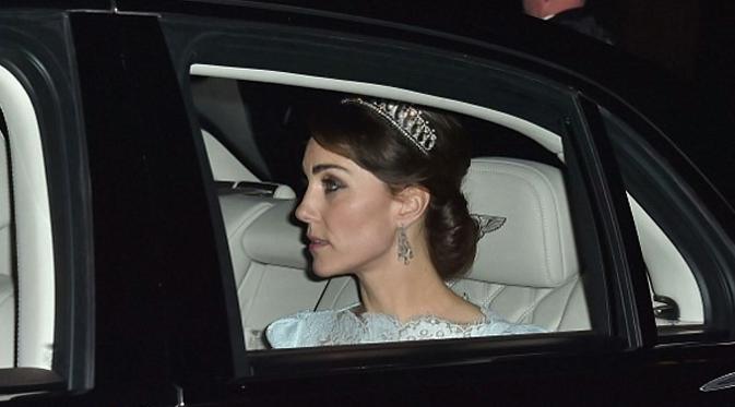 Kate Middleton memakai mahkota milik mendiang Putri Diana untuk pertama kalinya tampil ke publik. (foto: dailymail)