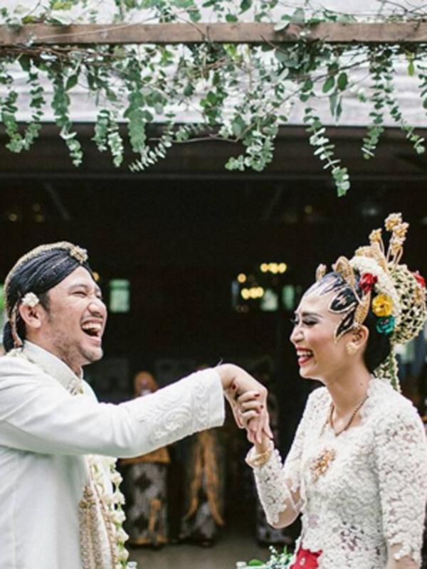 Kebahagiaan jelas terpancar dari pasangan yang baru saja resmi menjadi suami istri ini. Sang istri, Dewisya tampak hendak mencium tangan Kunto Aji sang suami tercinta. (via instagram/@bantumanten)