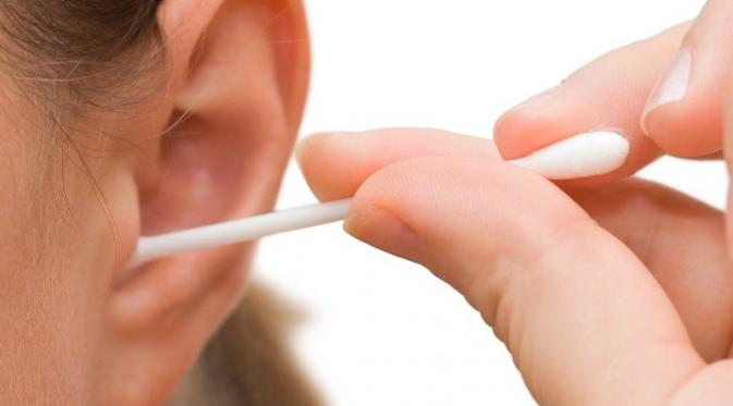 membersihkan telinga menggunakan cotton bud yang dilumuri minyak mineral atau baby oil dapat menghindari infeksi pada gendang telinga.