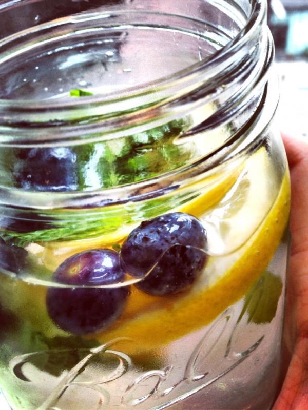 Bluberi, lemon, dan peach. Minuman ini cocok buat kamu yang lagi diet. (Via: whatsonmyplate.net)