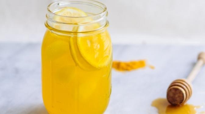 Lemon, kunyit dan jahe. Kandungan anti-inflamasi dan antioksidan sangat baik untuk kesehatanmu. Minuman ini baik untuk pereda nyeri. (Via: thewholejourney.com)