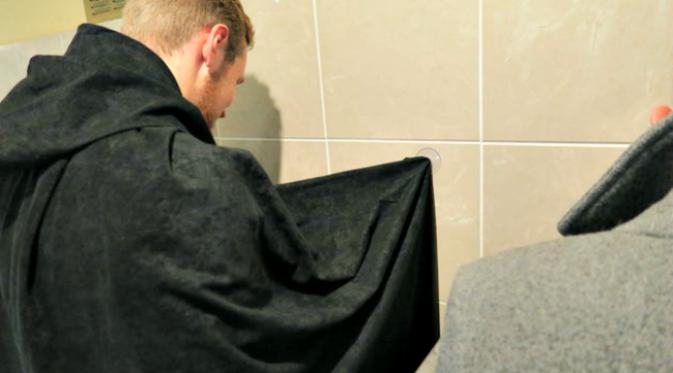 Kabar gembira bagi pria yang malu kencing di toilet umum. (Sumber PlumbWorld via Huffington Post)