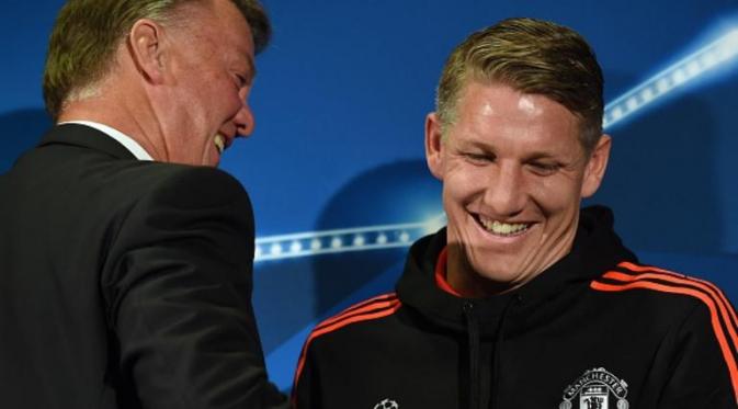 Manajer Manchester United, Louis van Gaal (kiri), dan pemainnya, Bastian Schweinsteiger (kanan). (AFP/Paul Ellis)