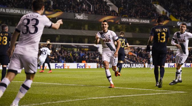 Gelandang Tottenham Hotspur Erik Lamela merayakan golnya ke gawang AS Monaco pada laga pamungkas Grup J Liga Europa di White Hart Lane, Jumat (11/12/2015). (Liputan6.com/ Reuters / Dylan Martinez Livepic )