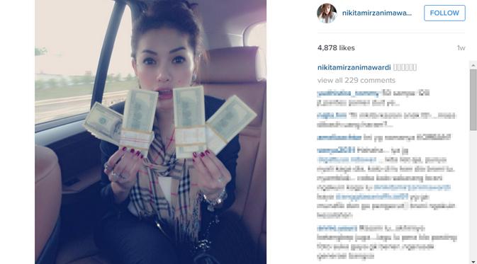 Nikita Mirzani memamerkan sejumlah uang dollar melalui akun Instagram pribadinya. (foto: instagram.com/nikitamirzanimawardi)