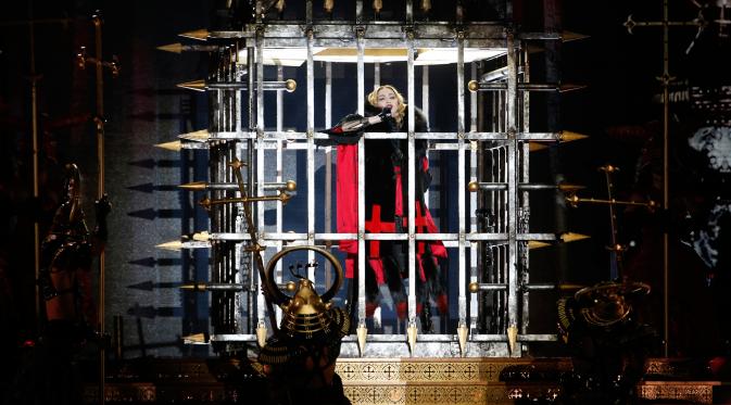 Sebelumnya, Madonna baru saja selesai menggelar konsernya di AccorHotels Arena dalam rangka tur keliling dunia Rebel Heart Tour, Paris, 9 Desember 2015. (FRANCOIS GUILLOT/AFP)