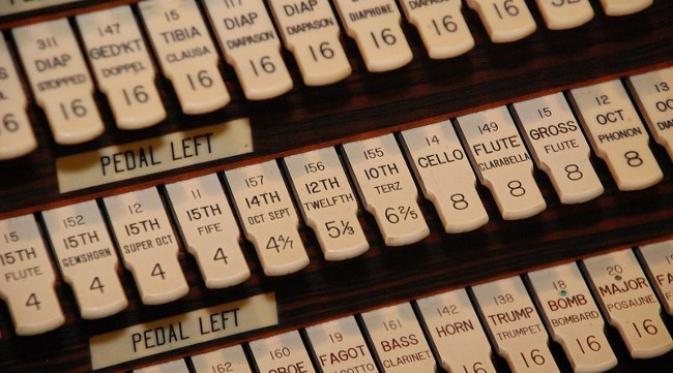 Organ dilengkapi dengan tujuh tingkat keyboard dan ribuan pedal. (foto: Amusing Planet)