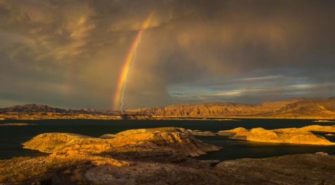 1 Juli 2015. Petir dekat pelangi di atas Lake Mead National Recreation Area Lake Mead, Nevada. (Via: time.com)