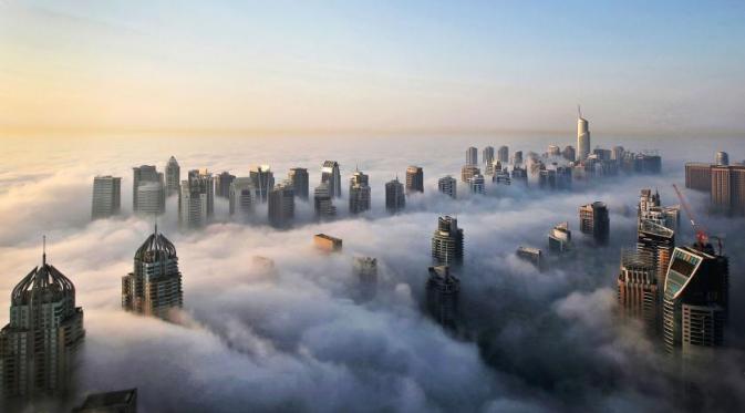 5 Oktober 2015. Kabut tebal di pagi hari menyelimuti sebagian pencakar langit di distrik Marina dan Jumeirah Lake Towers, Dubai. (Via: time.com)