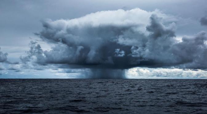 26 Februari 2015. Awan badai serupa bom atom terlihat selama Leg 4 pertandingan Volvo Ocean dari Sanya ke Auckland di Sanya, Cina. (Via: time.com)