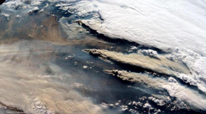 17 Agustus 2015. Kebakaran hutan di Northwest diambil dari Stasiun Luar Angkasa Internasional. (Via: time.com)