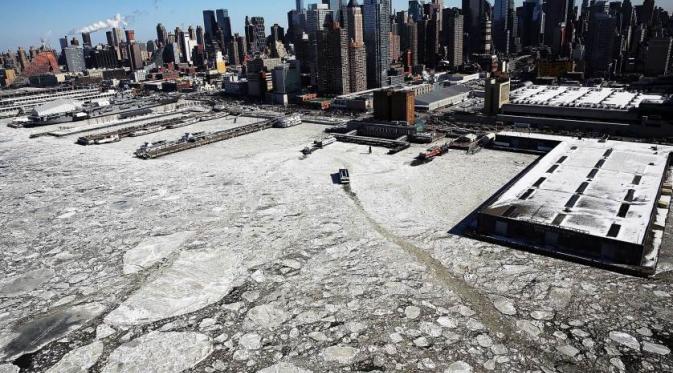 20 Februari 2015. Gumpalan es mengapung di sepanjang Sungai Hudson di Manhattan. Diambil pada hari yang dingin di New York City. (Via: time.com) 
