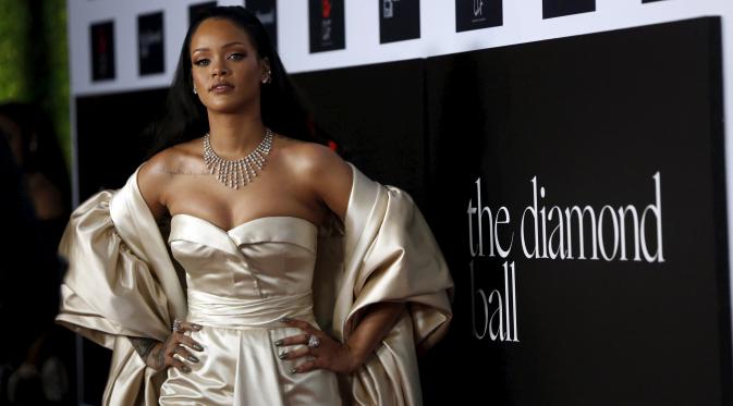 Penyanyi Rihanna berpose pada acara penggalangan dana bernama The Diamond Ball di Santa Monica, California, (10/12). Organisasi amal ini bergerak dalam bidang kesehatan, pendidikan, seni dan budaya. (REUTERS/Mario Anzuoni)