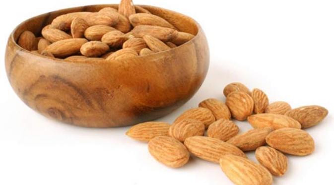 Almond. Segenggam almond mengandung 72 mg mineral. Not bad. (Via: indiatimes.com)