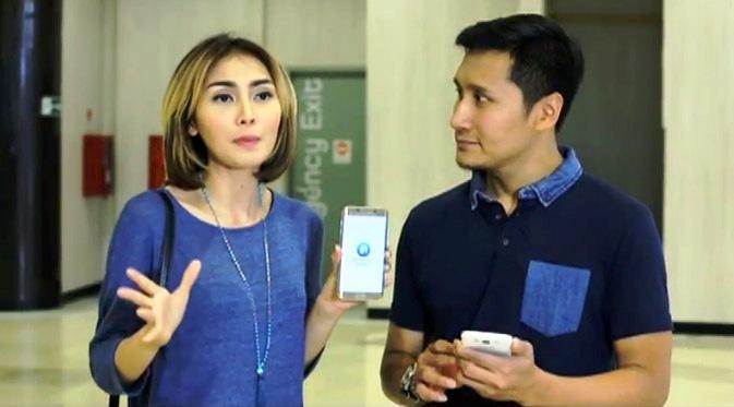 Tak ingin Arie Untung berburuk sangka, Fenita lantas menjelaskan tentang bunyi ponselnya