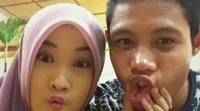 Kemesraan pesepak bola Surabaya United, Evan Dimas, dengan kekasihnya, Ishardianti Rahma. (Bola.com/Zaidan Nasarul)