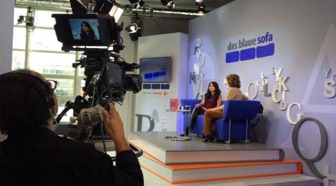 Laksmi Pamuntjak ketika diwawancarai oleh Das Blaue Sofa, program sastra di salah satu televisi di Jerman terkait publikasi novel Amba