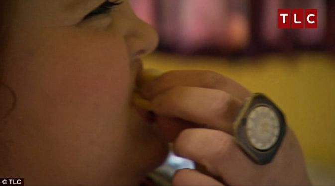 Kecanduan Makan, Berat Badan Perempuan Ini Mencapai 294 Kg | via: dailymail.co.uk